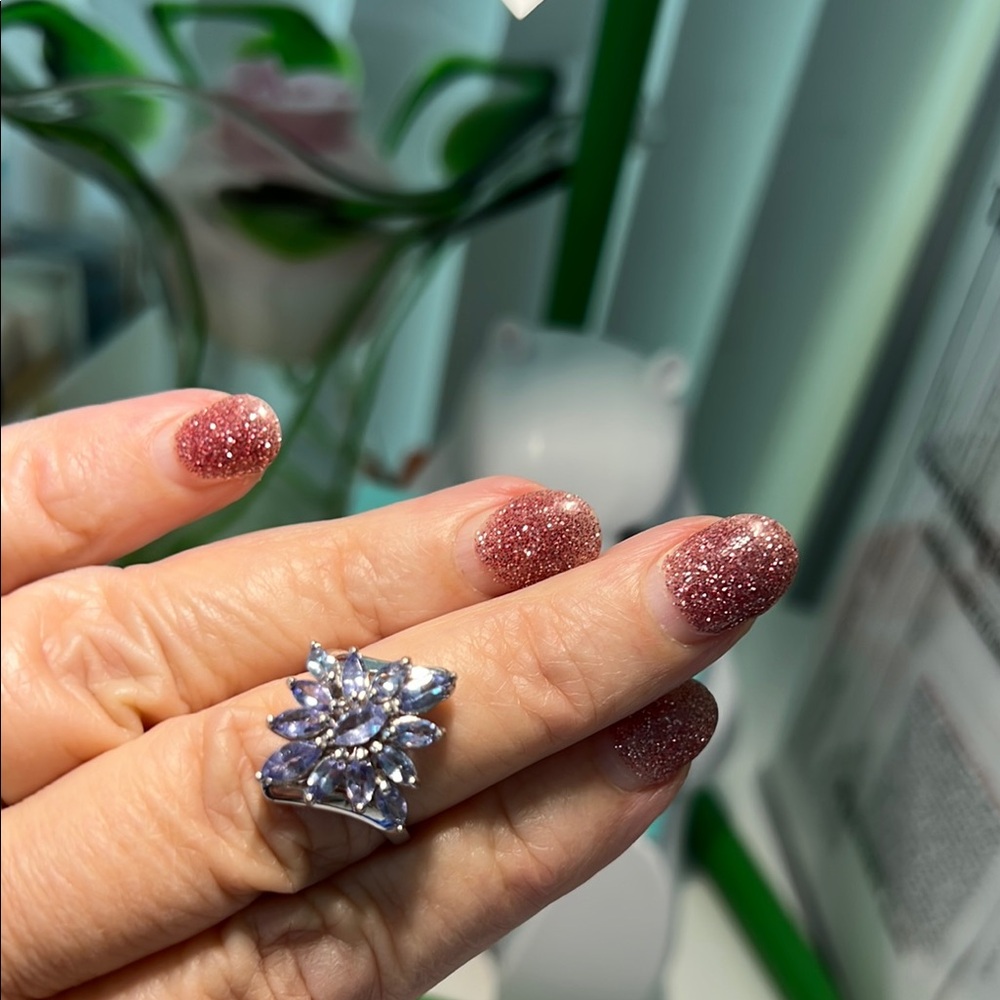 Elegant Silver Floral Ring
Thirteen Tanzanite gemstones in a lacy silver setting